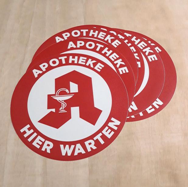 Fußbodenaufkleber für den Wartebereich vor einer Apotheke Fußbodenaufkleber für den Wartebereich vor einer Apotheke