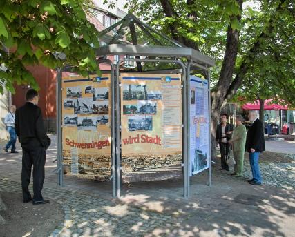 Ausstellungstafeln auf Pavillon