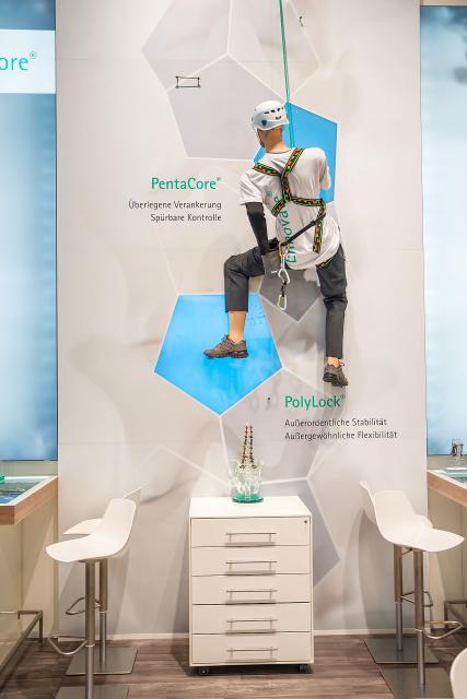 Messewand mit hinterleuchtetem Acrylglas