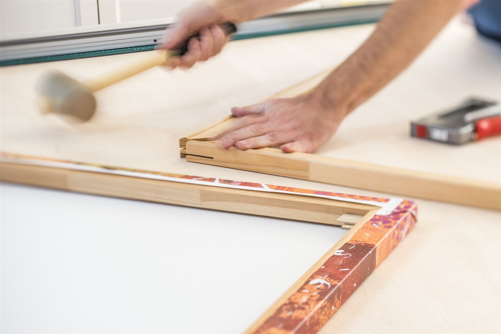 Montage von Keilrahmenprofilen