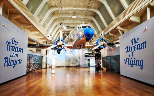 Folienschrift auf einer Ausstellungswand Folienschrift auf einer Ausstellungswand