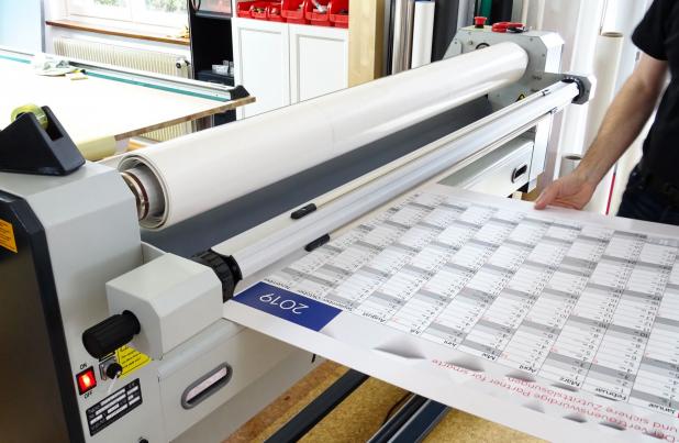 Aufziehen eines Wandplaners Aufziehen eines Wandplaners