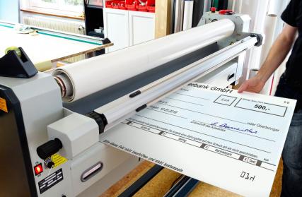 Aufziehen eines Spendenschecks