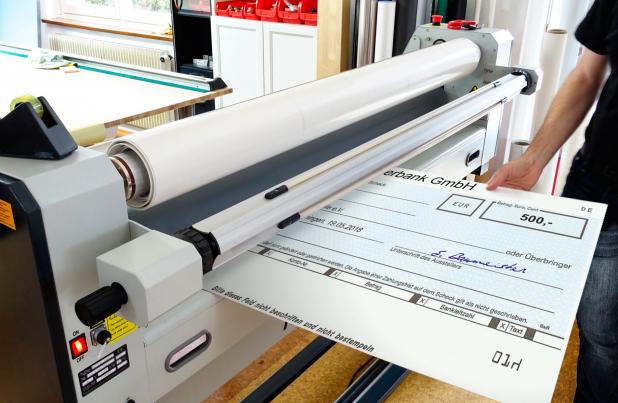 Aufziehen eines Spendenschecks Aufziehen eines Spendenschecks